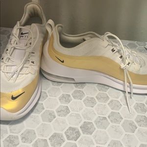 Nike air maxes